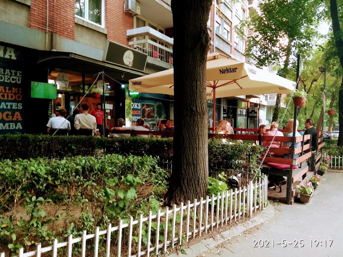 BookNoFees: مقهى – La Pierre – Belgrade – الحجر، الصورة 1