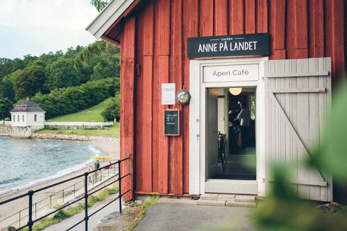 BookNoFees: مقهى – Anne på landet – Oslo – آن في الريف، الصورة 1