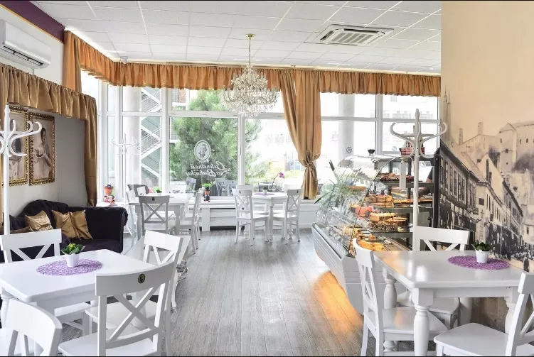 BookNoFees: مقهى – Cukráreň u Babičky – Bratislava – محل الحلويات عند الجدة، الصورة 1