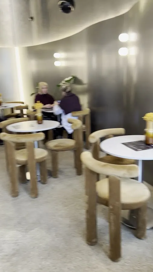 BookNoFees: مقهى – Čierny Peter: Kaviareň / Pražiareň / Podniková predajňa – Bratislava – Čierny Peter: مقهى / محمصة / متجر الشركة، الصورة 3