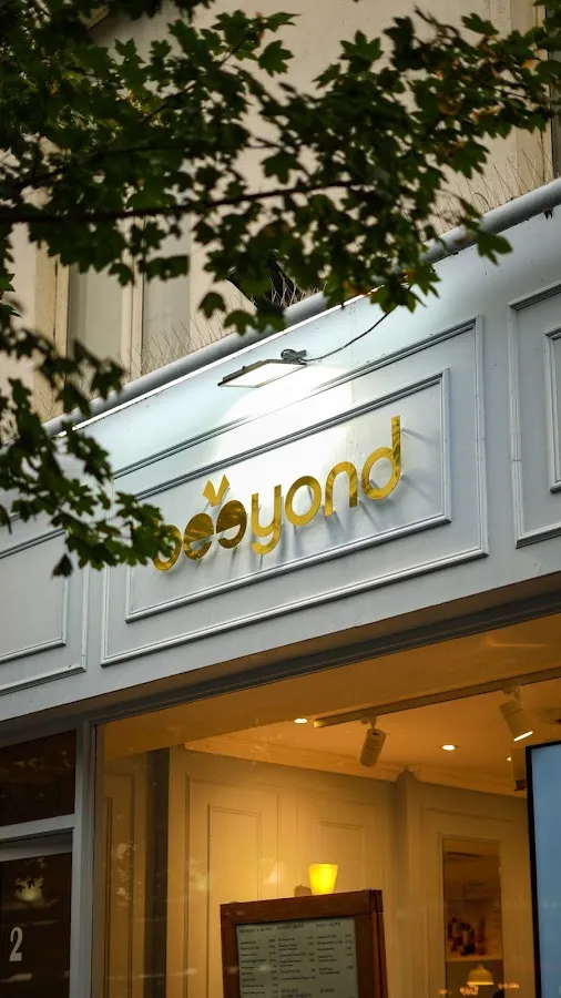 BookNoFees: مقهى – Beeyond – London – Beeyond، الصورة 1