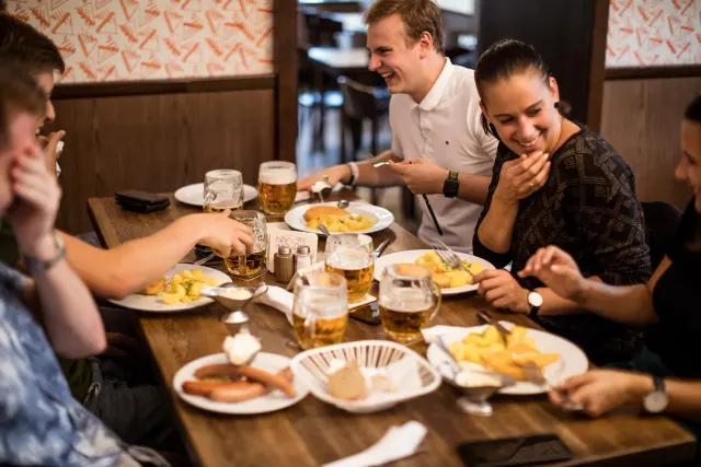 BookNoFees: مطعم – Lokál Hamburk – Prague – Lokál Hamburk، الصورة 3