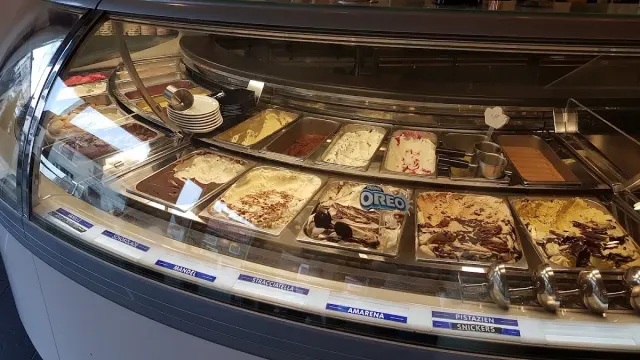 BookNoFees: مطعم – Eiscafé Cortina – Wickede – إيس كافيه كورتينا، الصورة 3