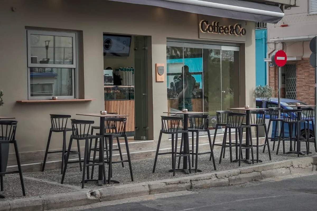 BookNoFees: مقهى – Coffee & Co. – Athens – Coffee & Co.، الصورة 1