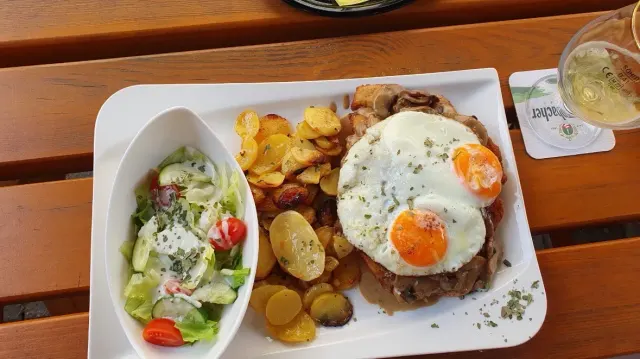 BookNoFees: مطعم – Café zur Burg – Altena – مقهى القلعة، الصورة 2