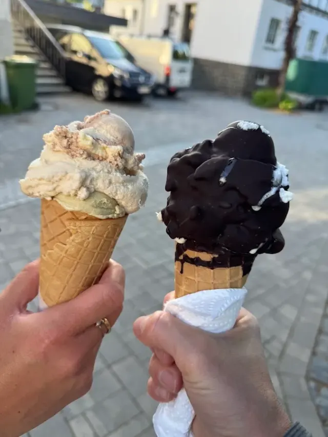 BookNoFees: مطعم – Eiscafé Dolomiti – Eslohe – Eiscafé Dolomiti، الصورة 3