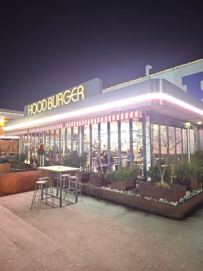 BookNoFees: بار وجبات خفيفة – Hood Burger – Ljubljana – Hood Burger، الصورة 1