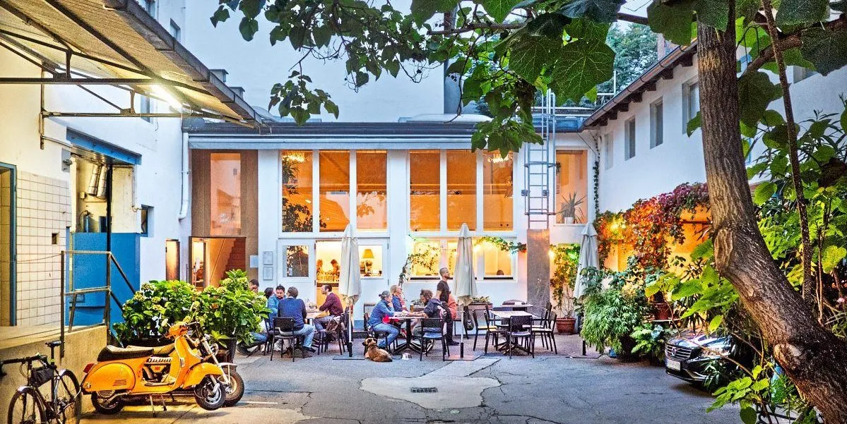BookNoFees: مطعم – Das Lokal im Hof – Vienna – المطعم في الباحة، الصورة 1