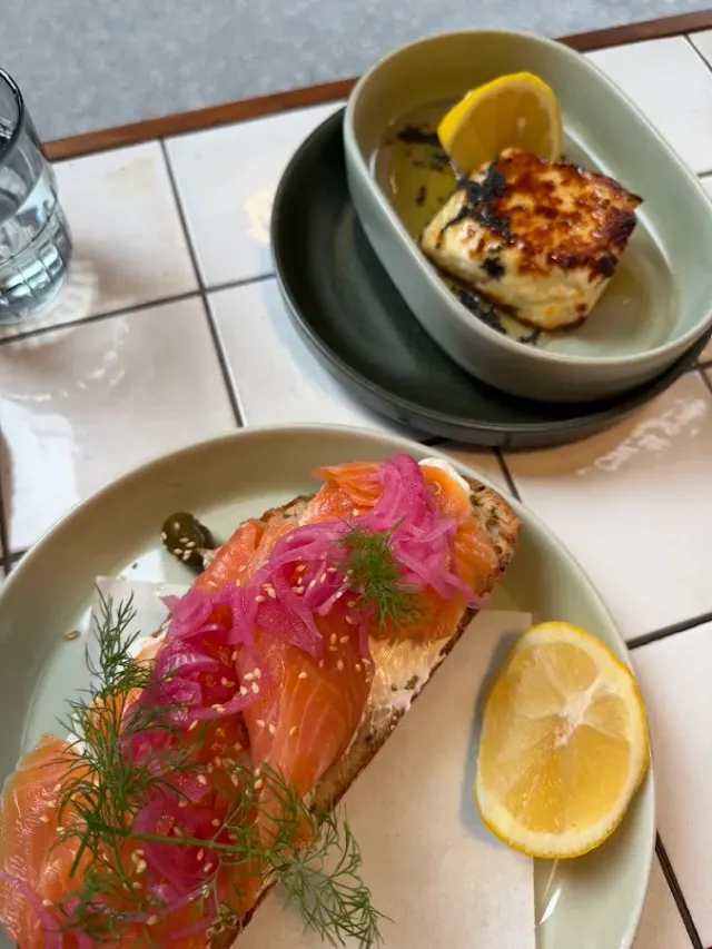 BookNoFees: مقهى – Beard Park Cafe – Helsinki – Beard Park Cafe، الصورة 2