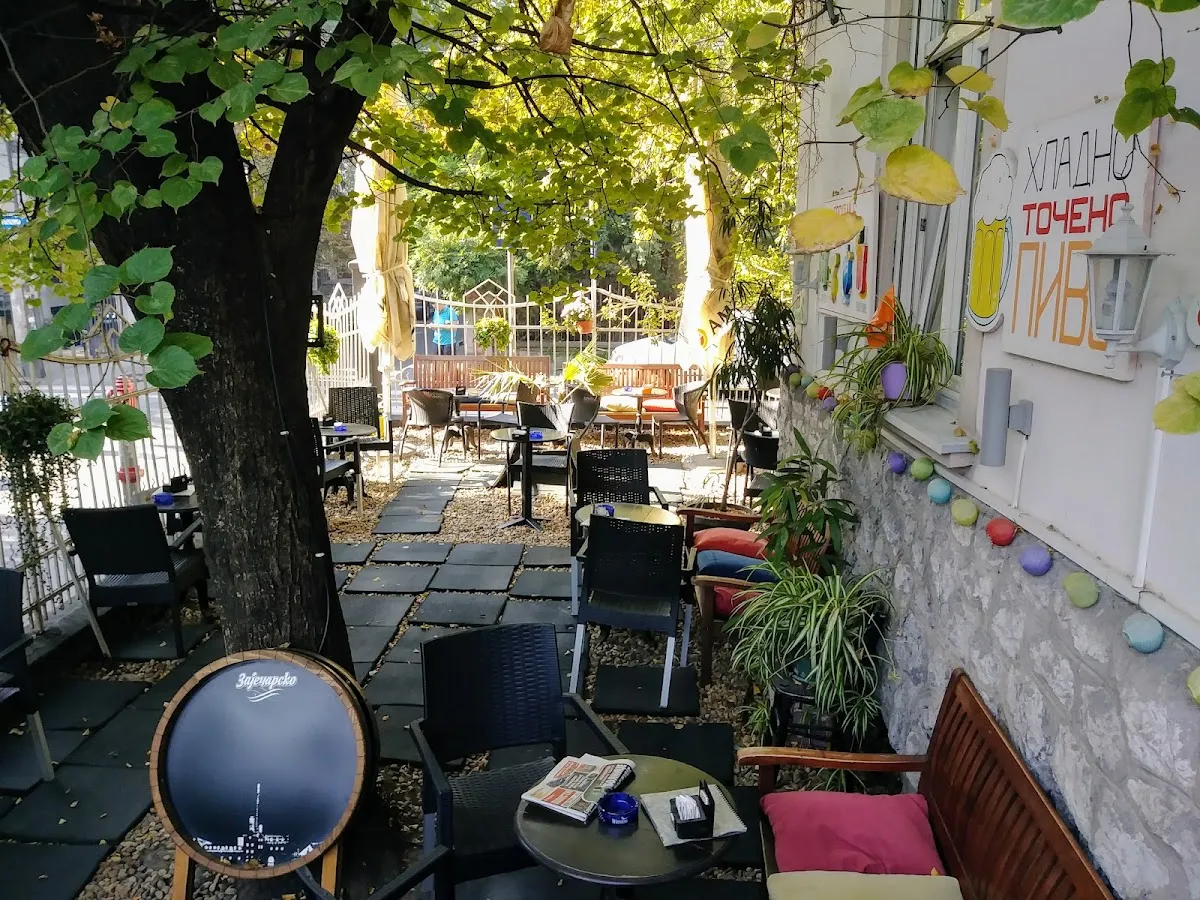 BookNoFees: مقهى – Caffe Galerija Priča – Belgrade – Caffe Galerija Priča، الصورة 1