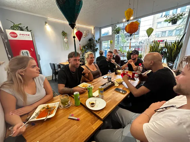 BookNoFees: بار وجبات خفيفة – Good morning Vietnam – Aachen – مطعم مع طاولة طويلة وفوانيس ملونة معلقة من السقف، الصورة 4