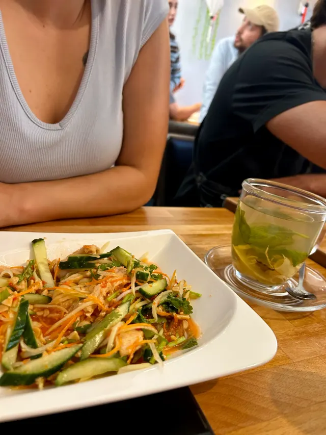BookNoFees: بار وجبات خفيفة – Good morning Vietnam – Aachen – مطعم مع طبق نودلز وخضروات، وكوب من الشاي المثلج، الصورة 5