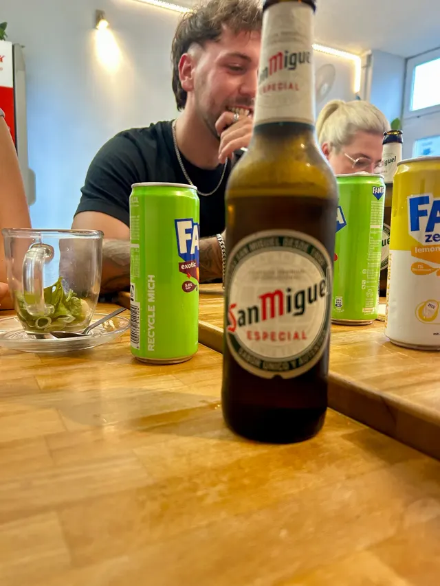 BookNoFees: بار وجبات خفيفة – Good morning Vietnam – Aachen – طاولة مع زجاجة San Miguel Especial وعلب Fanta، الصورة 2