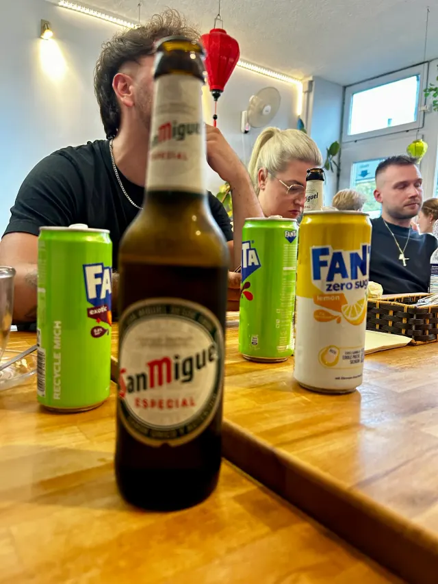 BookNoFees: بار وجبات خفيفة – Good morning Vietnam – Aachen – مطعم مع مشروبات San Miguel وFanta على الطاولة، الصورة 3
