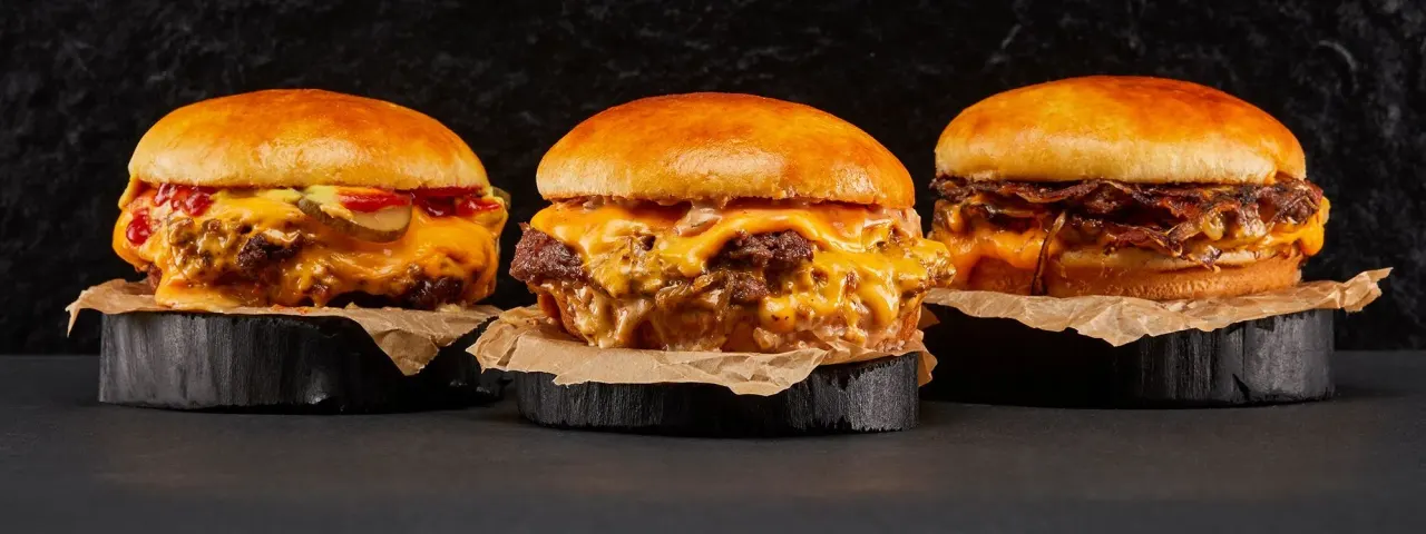 BookNoFees: بار وجبات خفيفة – Monkék Burger – Budapest – Monkék Burger، الصورة 1