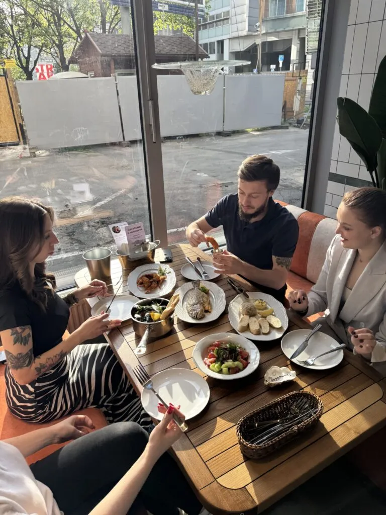 BookNoFees: مطعم – Černomorka – Prague – Černomorka، الصورة 1