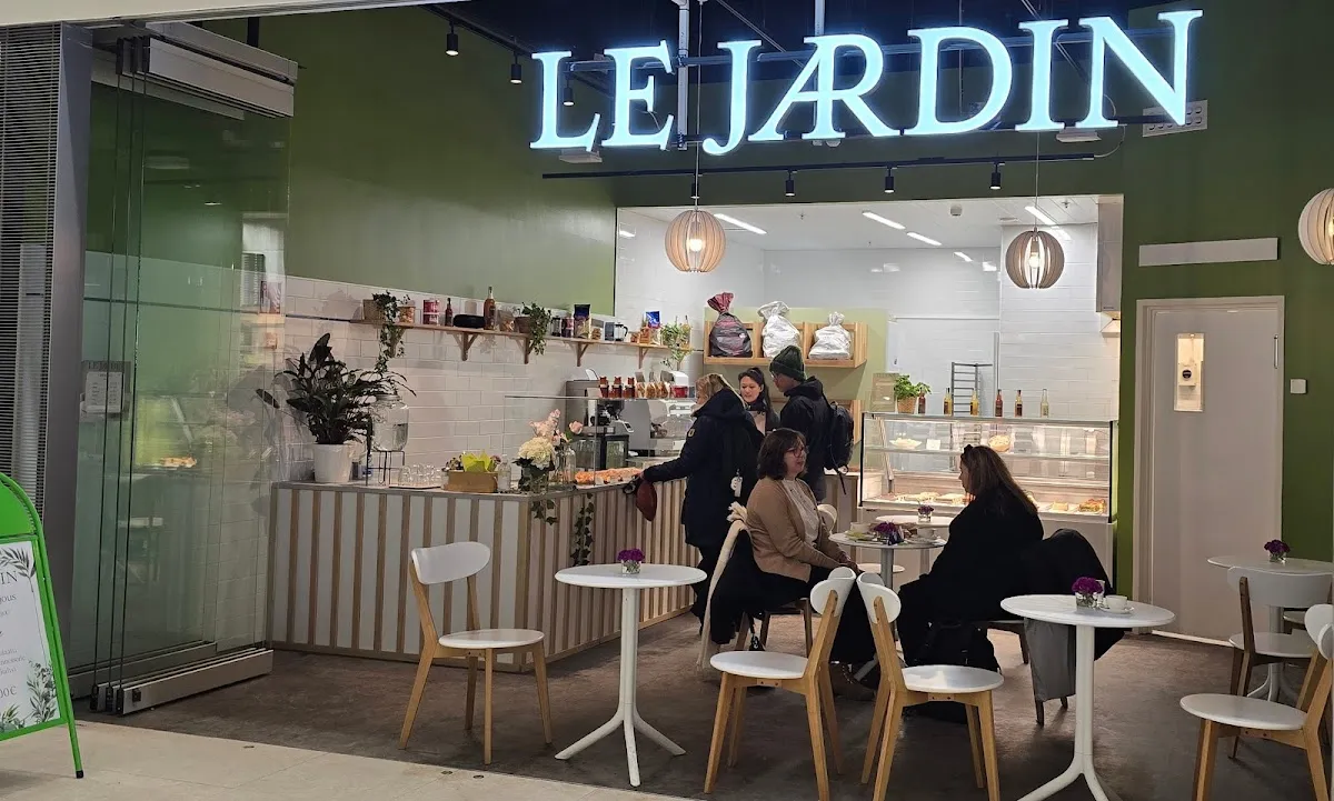 BookNoFees: مقهى – Le Jardin – Helsinki – Le Jardin، الصورة 1