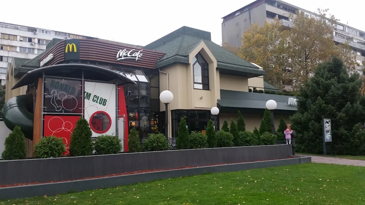 BookNoFees: بار وجبات خفيفة – McDonald's – Belgrade – McDonald's، الصورة 1