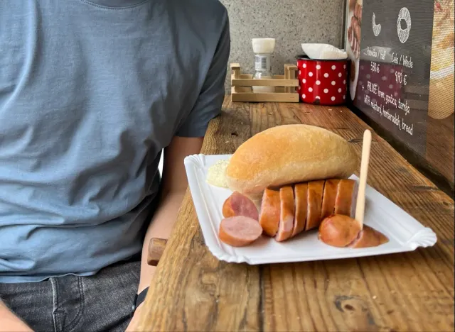BookNoFees: بار وجبات خفيفة – Klobasarna – Ljubljana – Klobasarna، الصورة 2