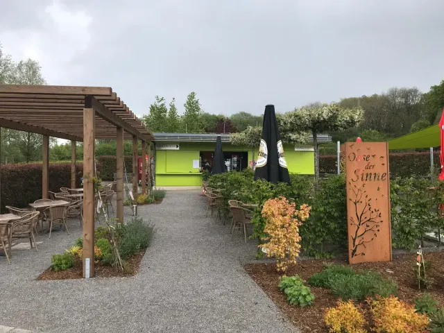 BookNoFees: بار وجبات خفيفة – Flora — Essbar im Park – Hemer – فلورا — مكان لتناول الطعام في الحديقة، الصورة 2