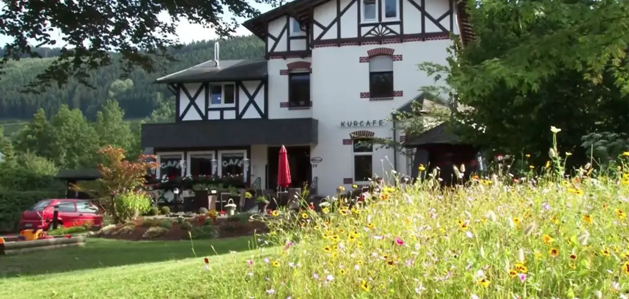 BookNoFees: مقهى – Café am Kurpark – Lennestadt – مقهى كوربارك، الصورة 1