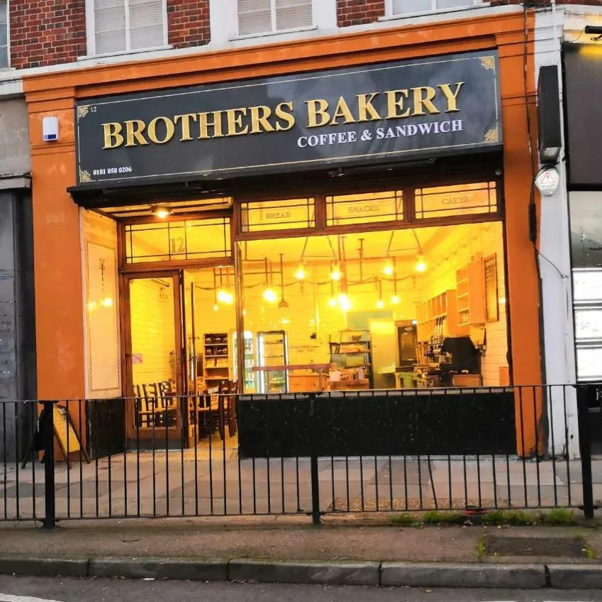 BookNoFees: مقهى – Brothers Bakery – London – مخبز الأخوة، الصورة 1