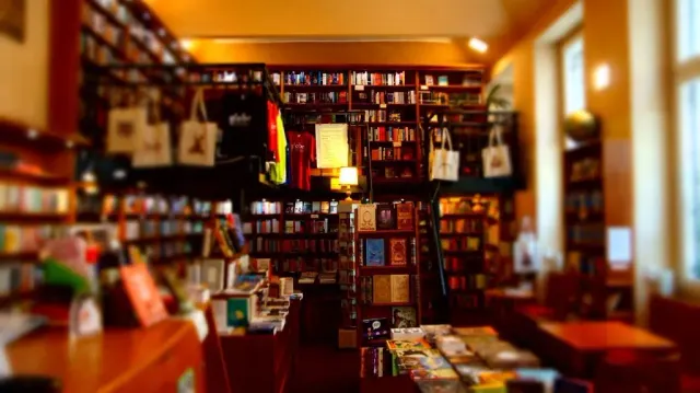 BookNoFees: مقهى – Globe Bookstore & Café – Prague – Globe Bookstore & Café، الصورة 3