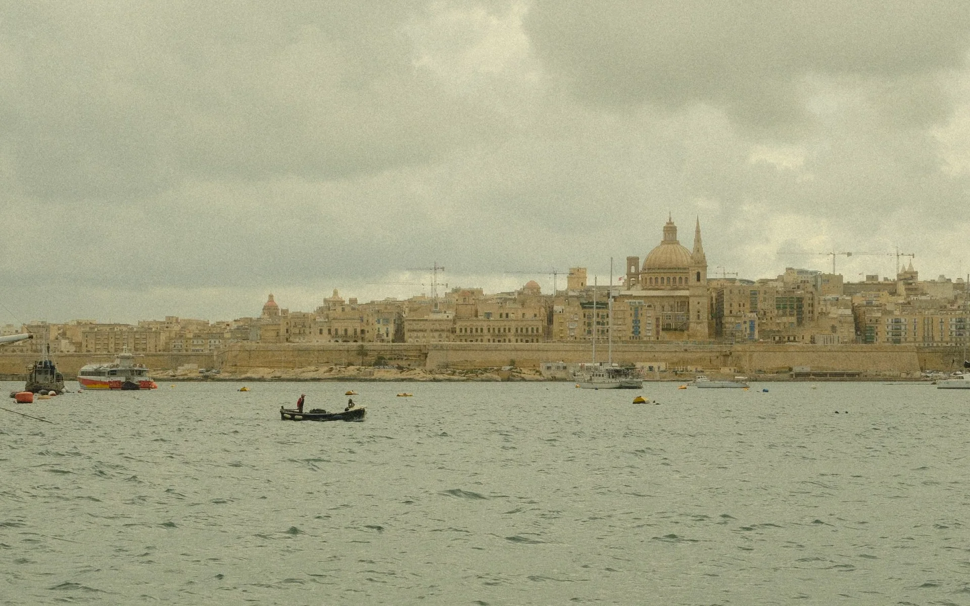 العمارة التاريخية لفاليتا من على سطح الماء